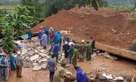 Tường chắn đất đè bẹp nhà hàng xóm khiến 2 cha con tử vong