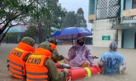 Clip công an Đắk Lắk vượt lũ dữ đưa sản phụ đi sinh