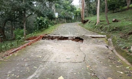 Đồi Yang Reh xuất hiện loạt vết nứt dài, đất trượt thêm 1m sát Quốc lộ 27