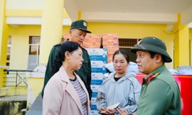 Bộ Công an tặng 20 tấn lương thực, hàng hóa thiết yếu cho 300 hộ dân vùng bão lũ Đắk Lắk