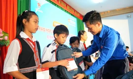 Trao học bổng tiếp sức học sinh, sinh viên Đắk Lắk vượt khó