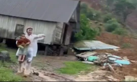 CLIP: Người ôm cháu bé tháo chạy khỏi nơi sạt lở núi, vùi lấp nhà