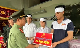 Cứu người dân khỏi vùng nguy hiểm, đại úy công an nhận tin dữ bố vợ tử nạn trong lũ