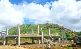 Cận cảnh phá bỏ nhà rông bê tông dưới chân núi lửa Chư Đăng Ya