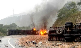 Xe đầu kéo chở sầu riêng bị lật, bốc cháy trên đèo Mang Yang