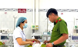 Bé gái sơ sinh bị vùi trong cát đã bú được sữa