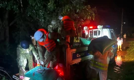 Nước sông Ba đang dâng mạnh, một cầu bị sập