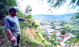 Vết nứt dài hơn 30m trên quả đồi uy hiếp tính mạng người dân