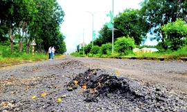 Cận cảnh con đường 'tan nát' sau khi được... sửa chữa