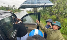 Lãnh đạo xã trưng dụng ô tô của phóng viên đưa sản phụ băng lũ đi đẻ