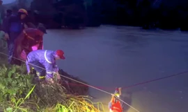 Cứu 31 người dân đi làm rẫy mắc kẹt trong lũ sông Ba
