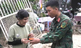 Tiểu đội trưởng tìm thấy vàng, tiền của dân bị mất sau mưa lũ