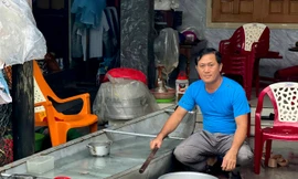 Chuyện 'người hùng' cứu cả chục người ở Hoà Thịnh bằng chiếc ghe nhỏ