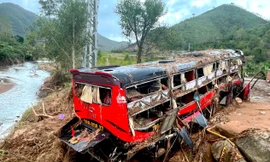 Cận cảnh xe khách giường nằm bị lũ cuốn ven Quốc lộ 19C