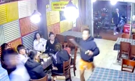 Hai đối tượng mang mã tấu xông vào quán nhậu chém 3 người thương vong