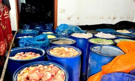 Tận thấy cơ sở sản xuất lạp xưởng từ nguyên liệu thối rữa khiến ai cũng rùng mình