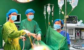 Nam sinh lớp 7 bị bạn hàng xóm đâm thấu ngực tại trường học