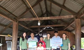 Người mẹ thứ hai giúp thiếu nhi vùng biên viết tiếp ước mơ