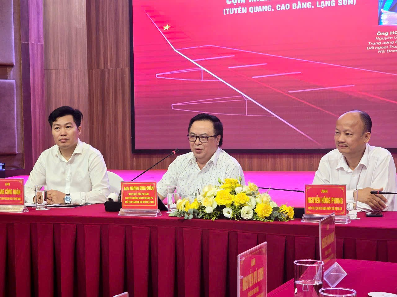 Ông Hoàng Bình Quân - Chủ tịch danh dự Hội Doanh nhân trẻ Việt Nam (giữa) phát biểu, điều hành Diễn đàn kinh tế tư nhân Việt Nam 2025 tại Lạng Sơn. Ảnh: Duy Chiến h7.jpg