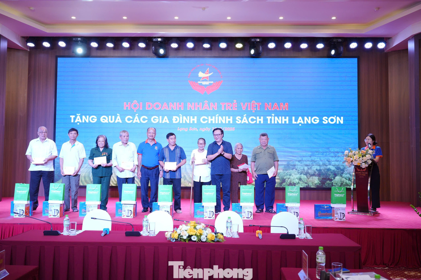 Hội Doanh nhân trẻ Việt Nam trao tặng quà cho các gia đình chính sách tỉnh Lạng Sơn. Ảnh: Duy Chiến tp-h4.jpg