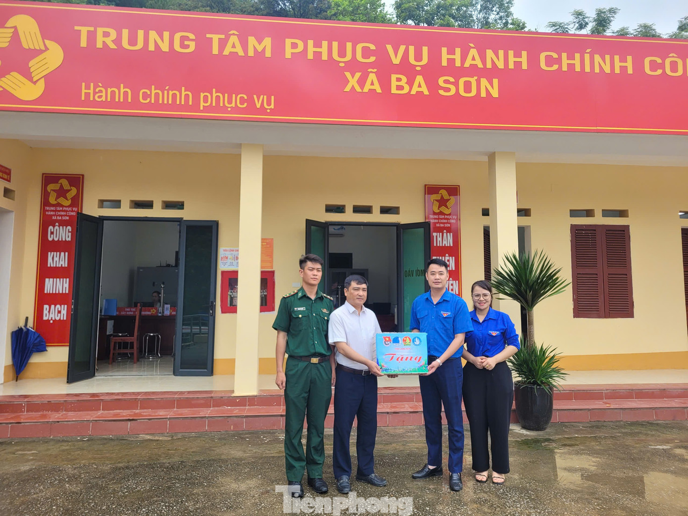 Tặng quà, động viên Trung tâm hành chính công xã Ba Sơn. tp-h1.jpg