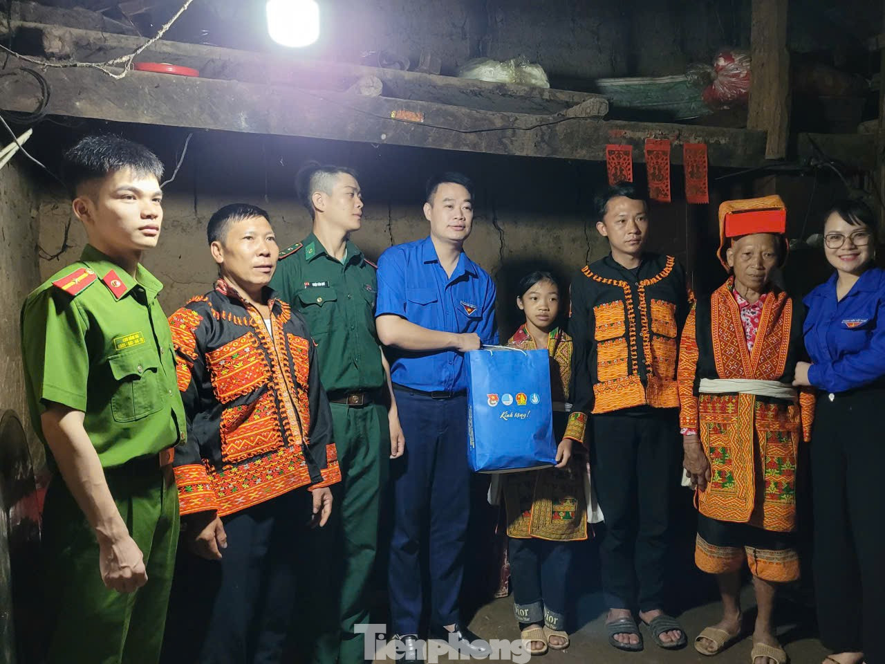 Anh Đoàn Thành Công, Bí thư Tỉnh Đoàn Lạng Sơn tặng quà cho các em học sinh nghèo ở xã biên giới Ba Sơn. tp-h2.jpg
