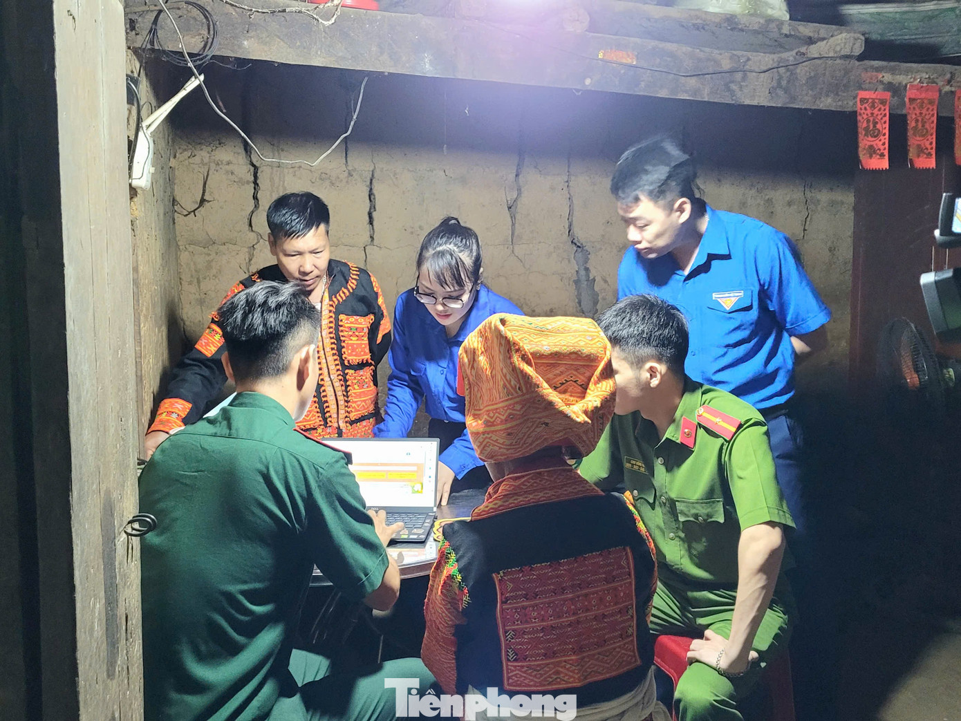 Hướng dẫn người dân địa phương thực hiện các công việc, thủ tục hành chính tp-h3.jpg