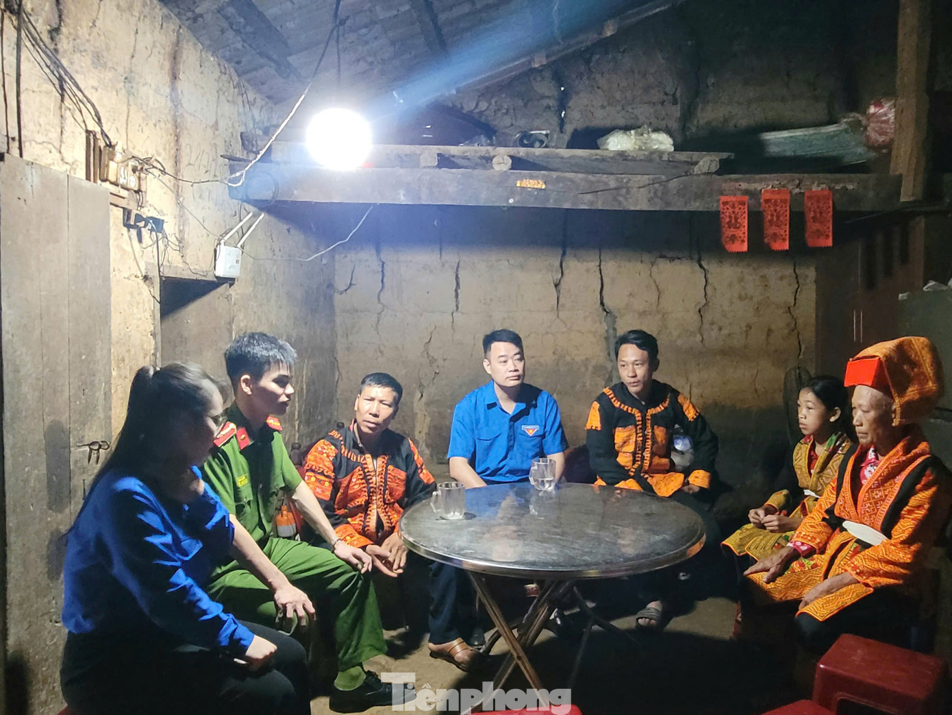 Đoàn công tác của Tỉnh Đoàn- Hội LHTN Việt Nam tỉnh Lạng Sơn thăm hỏi, động viên người dân ở xã Ba Sơn. tp-h4.jpg