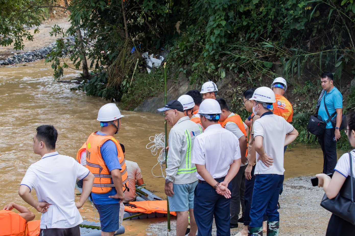 Grupul Deo Ca s-a coordonat cu autoritățile din provincia Cao Bang pentru a căuta urgent victimele. z7073225404960-8a3038bb0d4d373c565da8dfc3872b4c.jpg