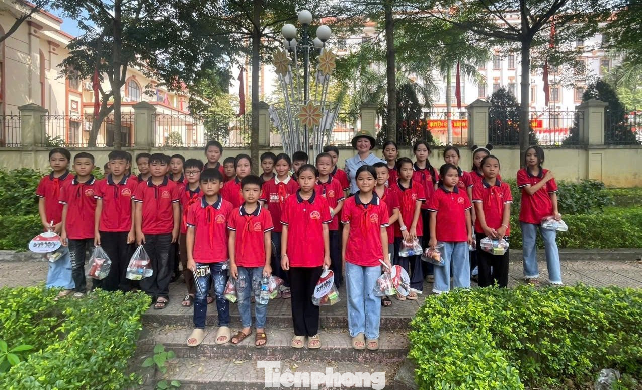 សិស្សានុសិស្សឈរក្បែរផ្លូវកាន់អំណោយទៅជូននាយទាហាន និងយោធិននៃកងពលលេខ១២។ tp-a8.jpg