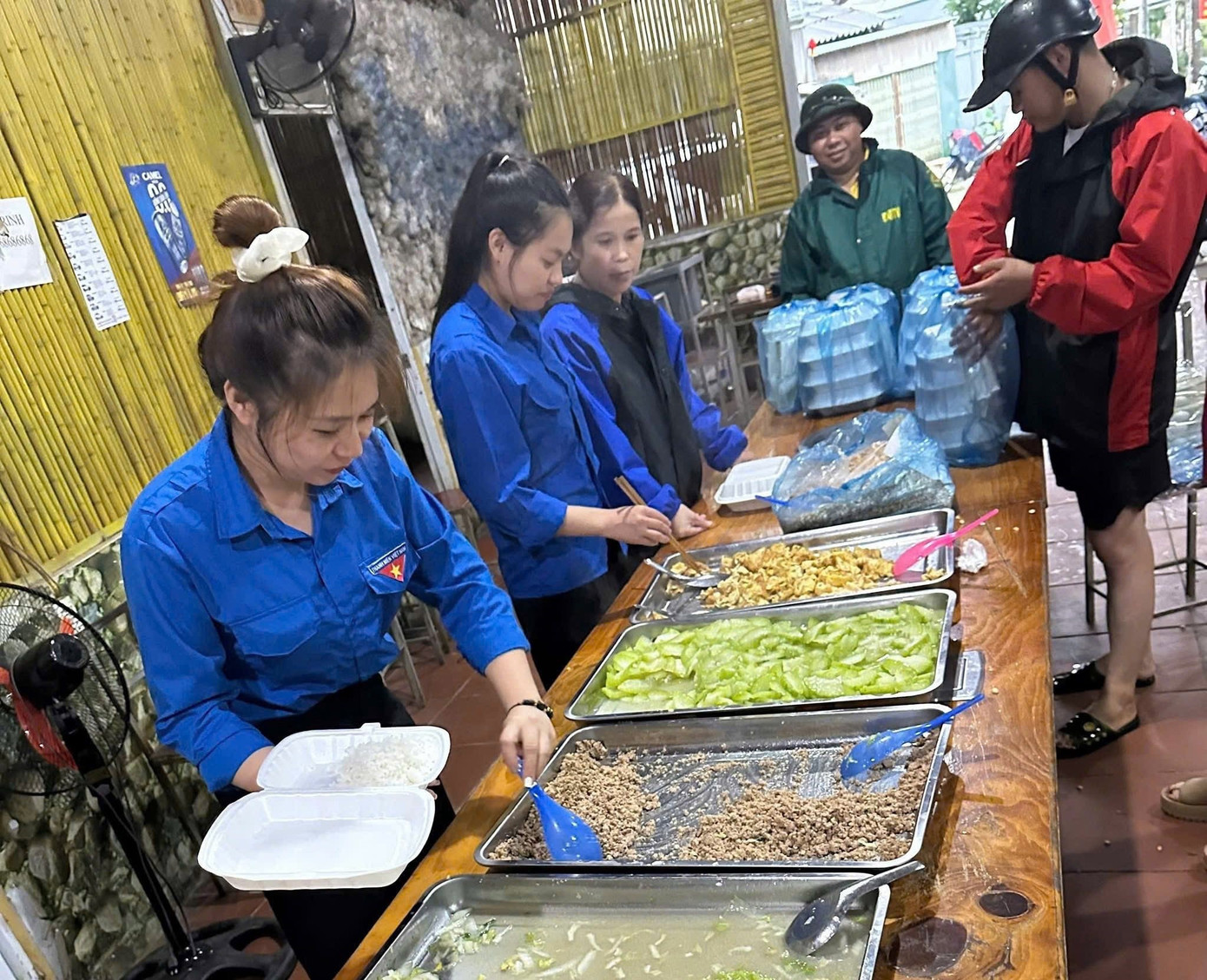 Bữa cơm có đủ thịt, trứng, rau... đảm bảo dinh dưỡng. 1a.jpg