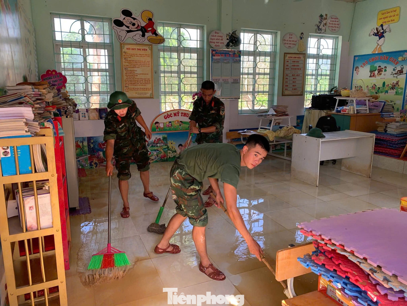 Schoonmaken van de kleuterschool in Yen Binh. Foto: Duy Chien. tp-b4.jpg