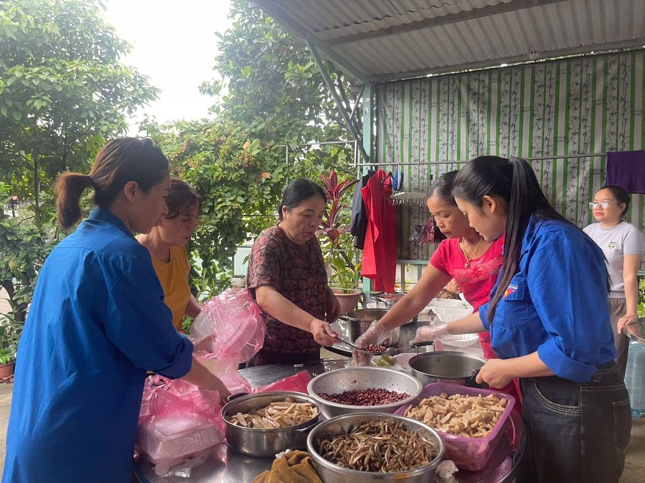 Người dân địa phương cũng chung tay, giúp sức cùng màu áo xanh tình nguyện. 9a.jpg