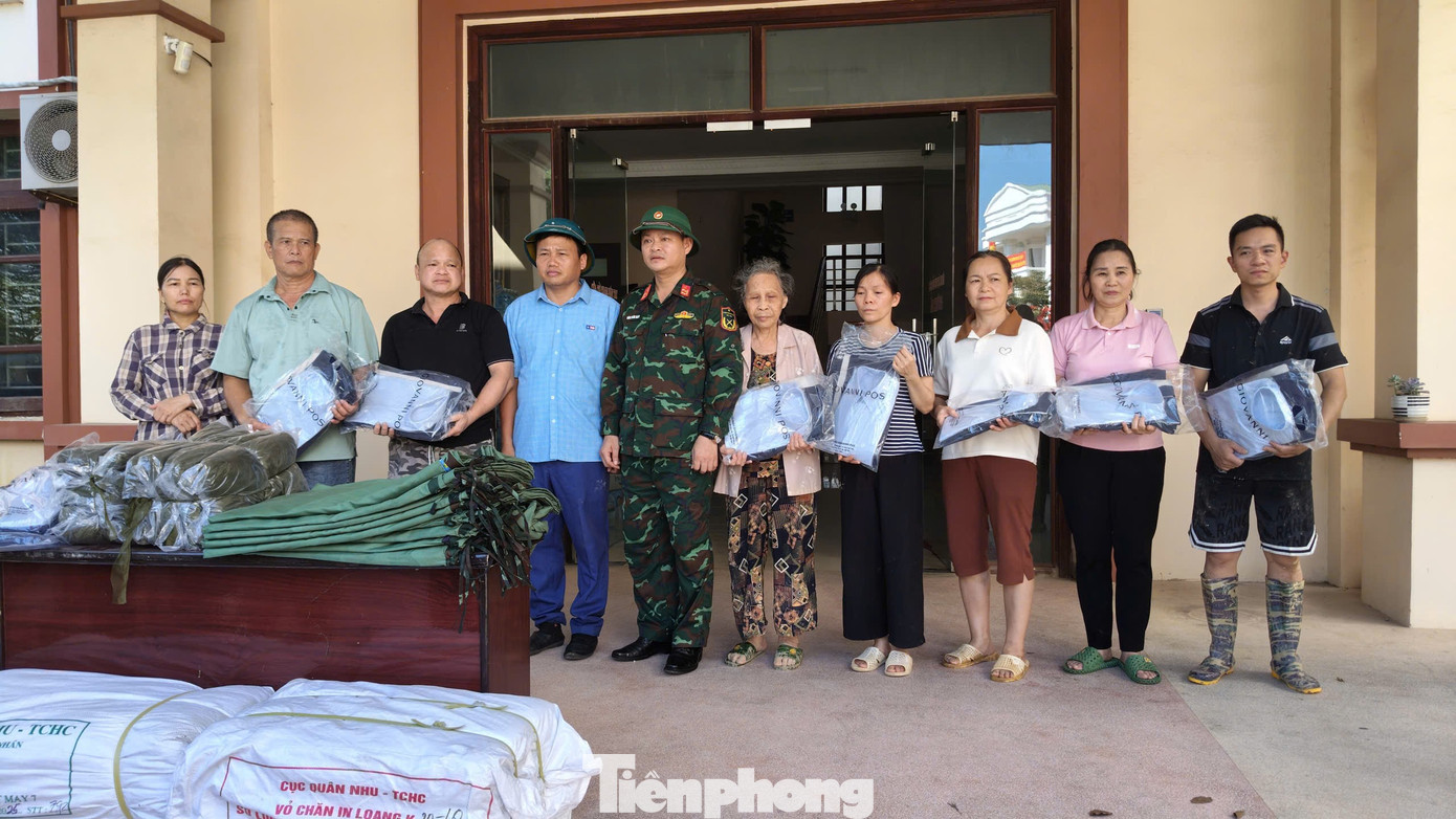 ទាហានផ្តល់អំណោយនិងការឧបត្ថម្ភដល់ប្រជាពលរដ្ឋក្រោយទឹកជំនន់។ tp-l7.jpg