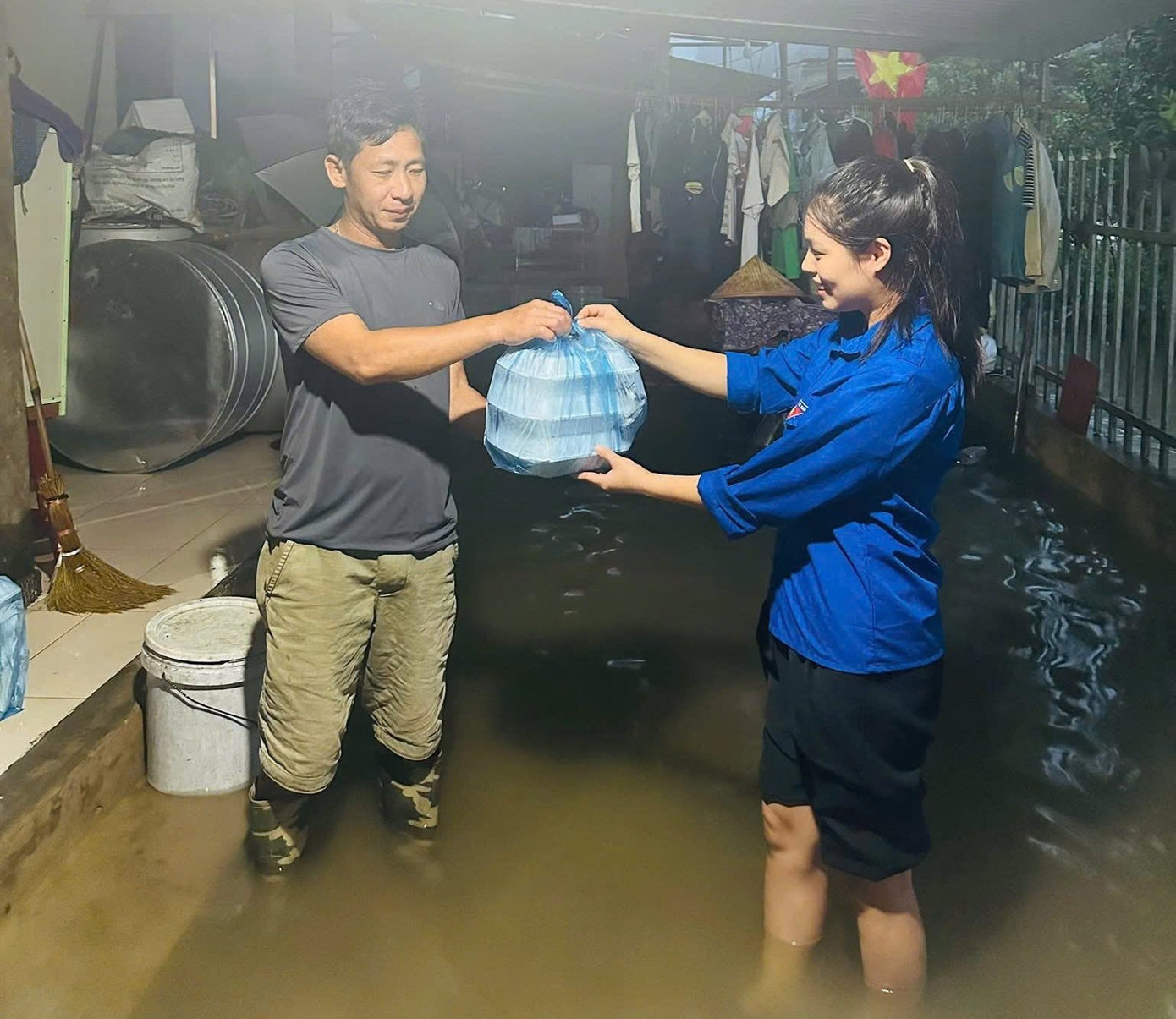 Người dân vùng lũ phấn khởi nhận suất ăn nghĩa tình. 8a.jpg