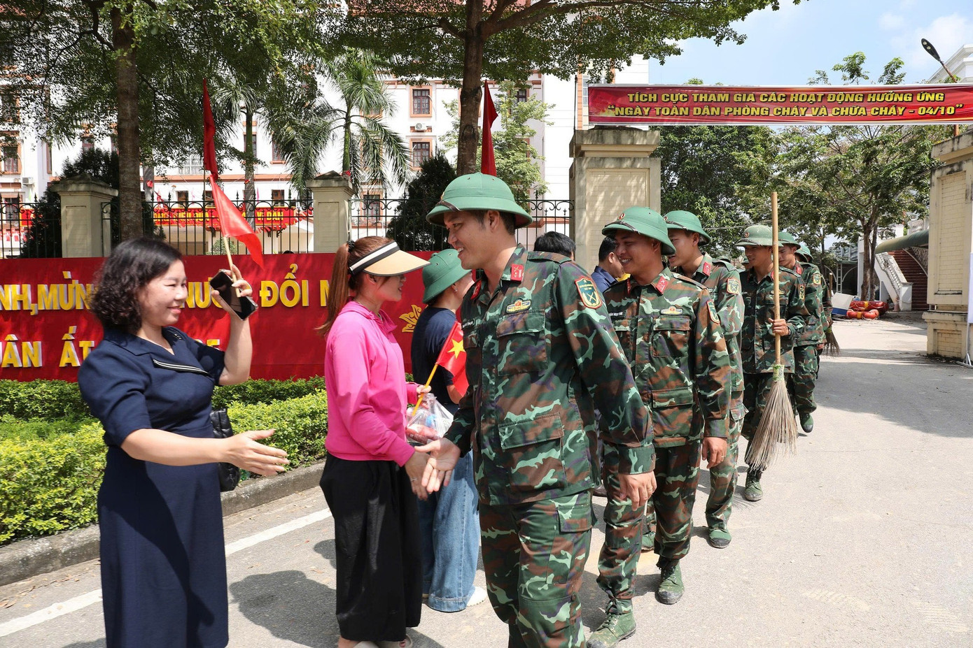 ទាហានបាននិយាយលាប្រជាជនដោយស្ទាក់ស្ទើរ ហើយត្រឡប់ទៅអង្គភាពរបស់ពួកគេ។ a6.jpg
