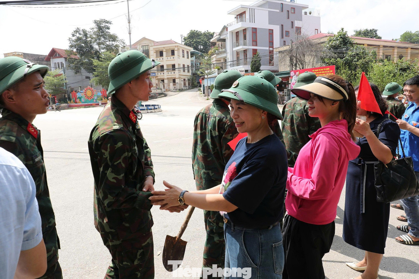 មន្ត្រី និងប្រជាជនត្រូវបានផ្លាស់ប្តូរដើម្បីនិយាយលាដល់ទាហានដែល tp-a2.jpg
