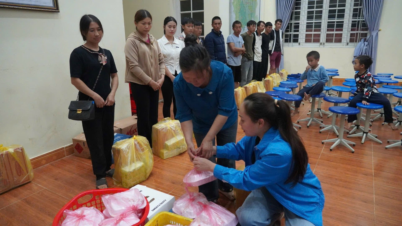 Các suất ăn sẵn sàng đến tay đồng bào vùng lũ. 4a.jpg