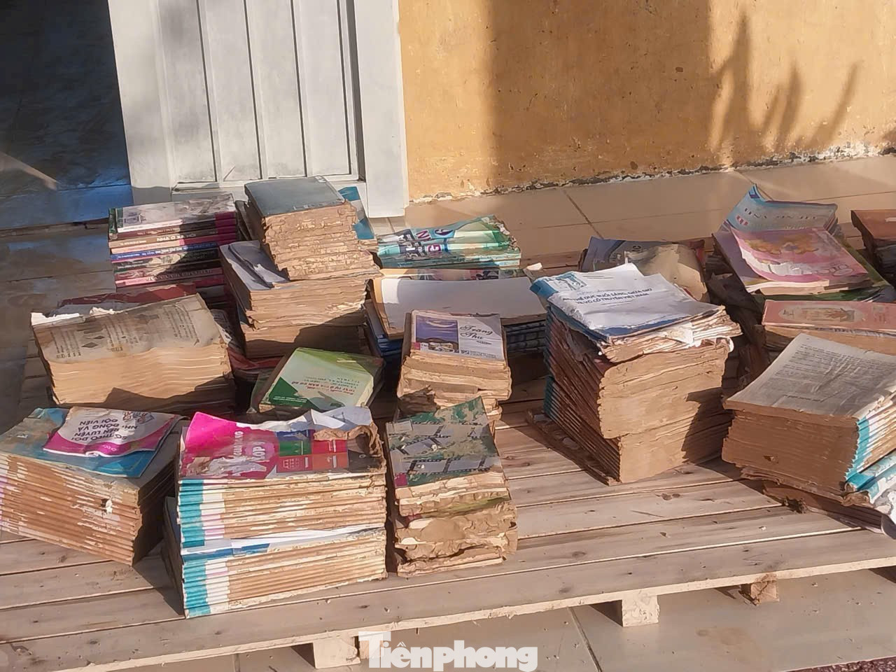 Boeken en notitieboekjes worden verzameld en gedroogd voor hergebruik. Foto: Duy Chien tp-b-3009.jpg