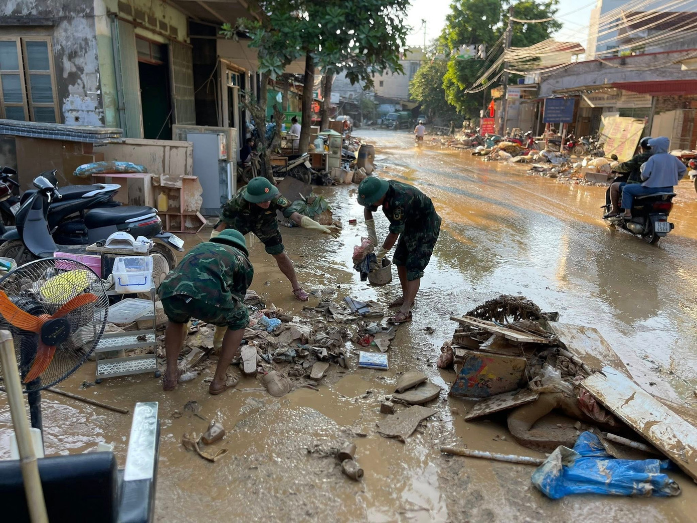 រូបភាពនៃកងកម្លាំងប្រដាប់អាវុធវិលជុំវិញនៅក្នុងភក់ និងសម្អាតបរិស្ថានបន្ទាប់ពីទឹកជំនន់បានបន្សល់ទុកនូវចំណាប់អារម្មណ៍ដ៏ល្អដល់ប្រជាពលរដ្ឋ។ 558505425-122136357830933032-8844532298199611816-n.jpg