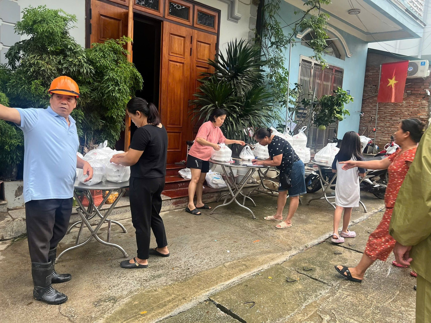 Ở các phường Trung tâm, nước đã cơ bản rút, nhân dân địa phương có thể đến địa điểm phát cơm miễn phí. 10a.jpg