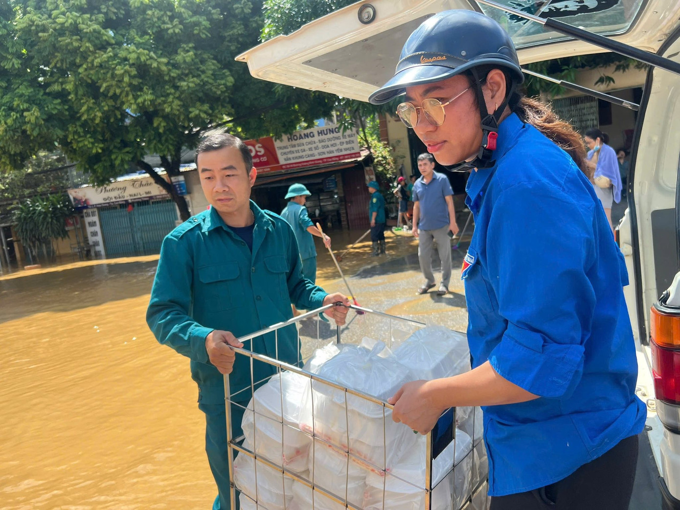Vận chuyển bữa ăn yêu thương đến những nơi ngập lụt. 3a.jpg