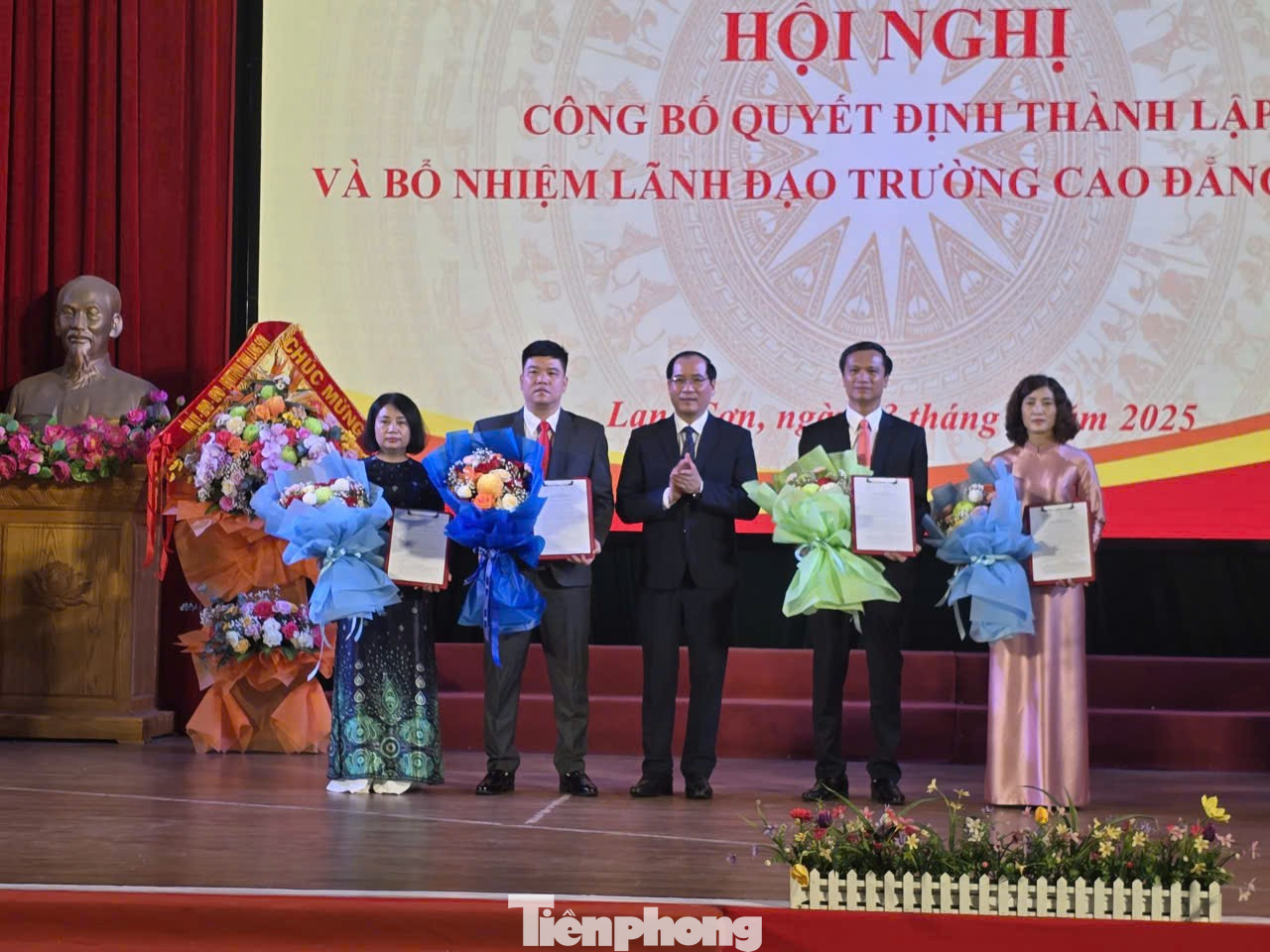 ການນຳແຂວງ Lang Son (ສູນກາງ) ມອບບັນດາຄວາມຕັດສິນໃຈ ແລະ ດອກໄມ້ເພື່ອຊົມເຊີຍການນຳໃໝ່ຂອງວິທະຍາໄລ Lang Son. ພາບ: ດຸ້ຍຈຽນ, tp-c4.jpg