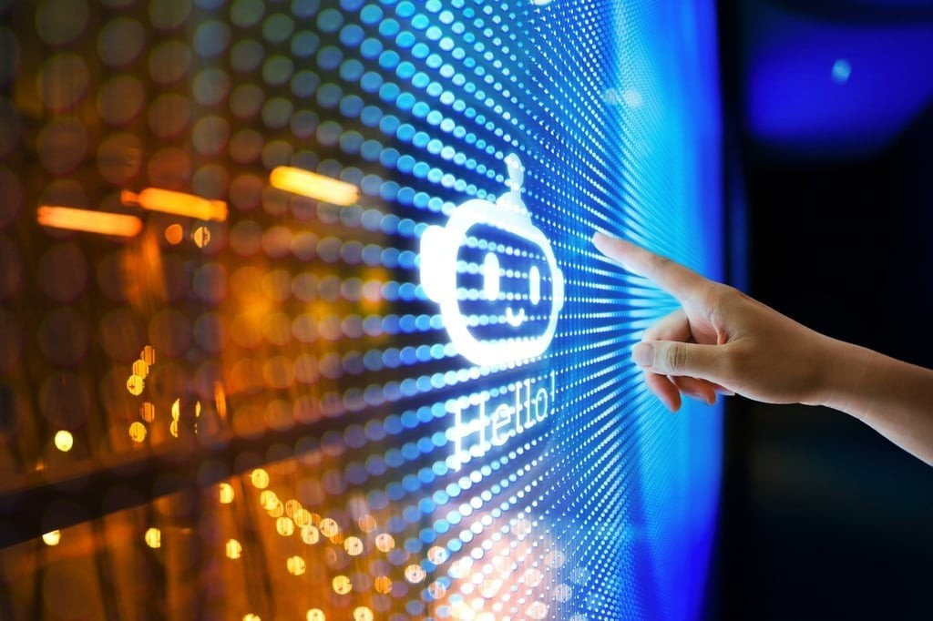 Một phụ nữ trẻ tương tác với công nghệ chatbot trí tuệ nhân tạo ChatGPT trên màn hình kỹ thuật số. (Nguồn: SCMP)