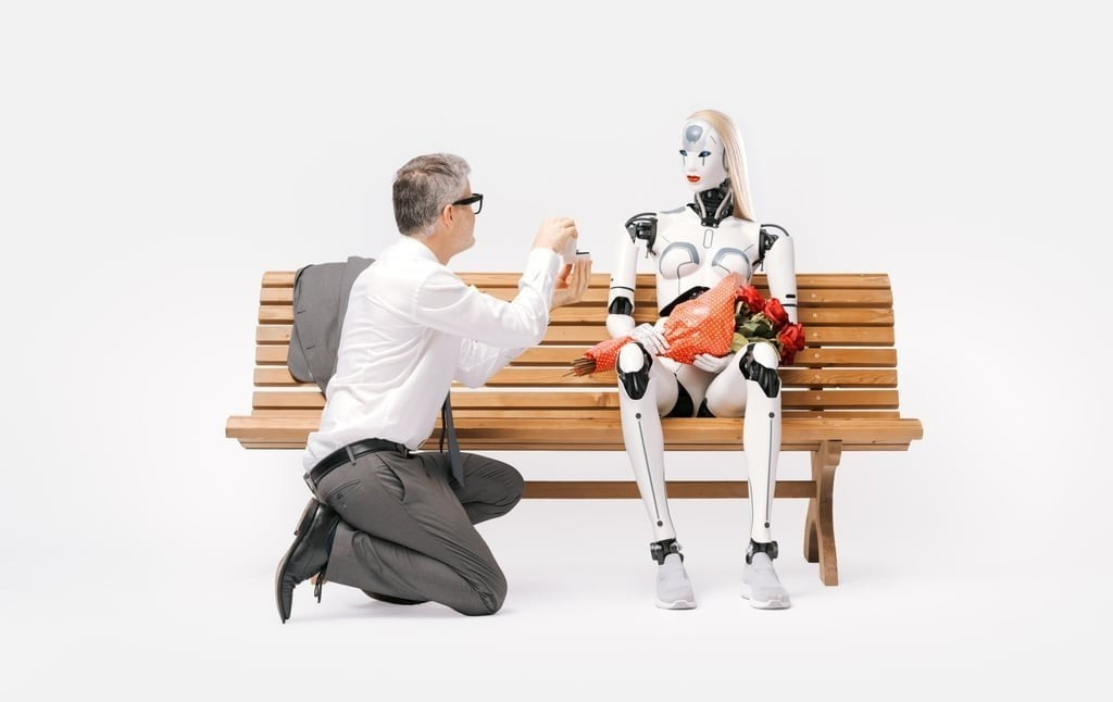 Người đàn ông hạnh phúc này đang yêu say đắm một robot nữ đến nỗi anh ta cầu hôn nó. Ảnh: Getty Images