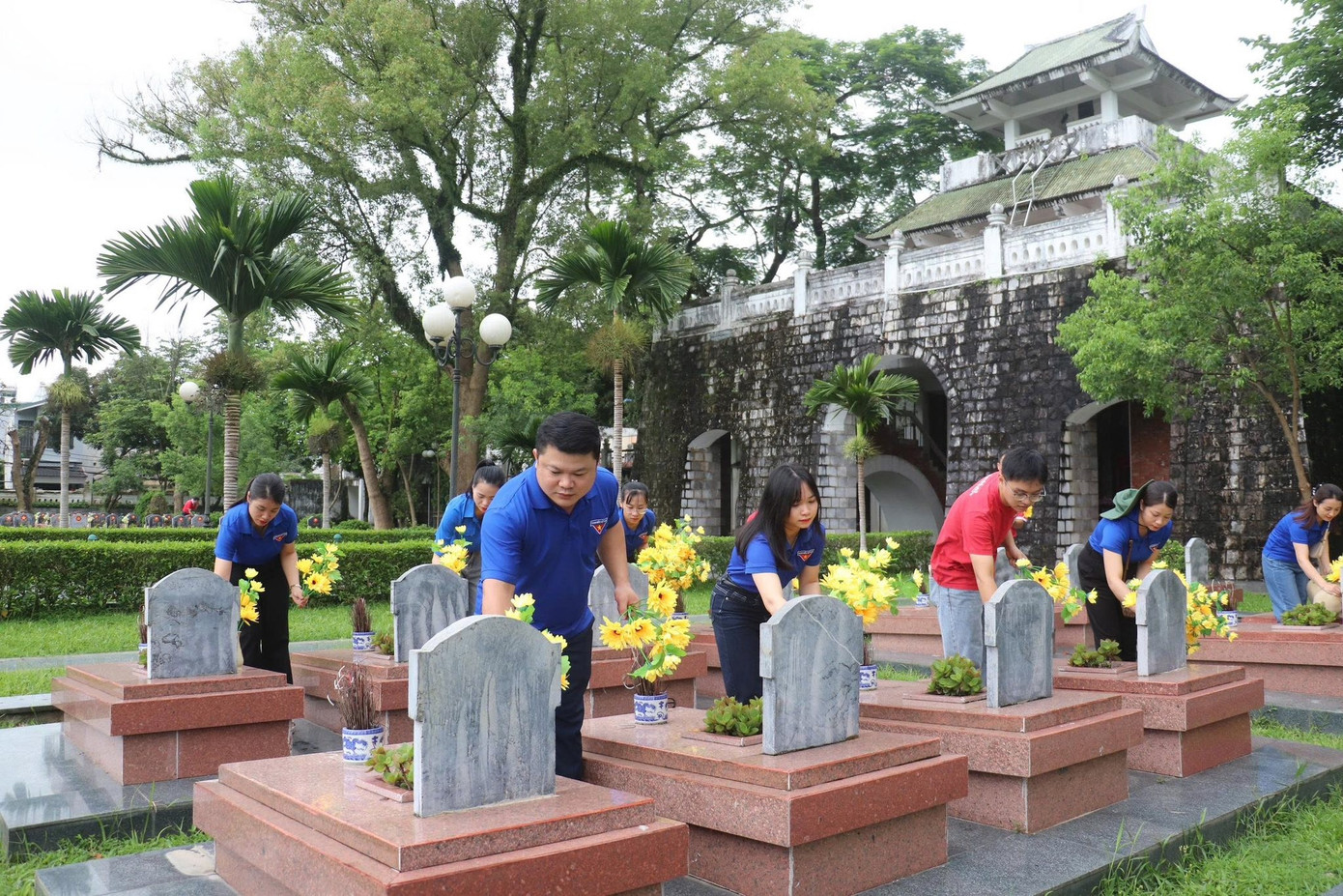 Đoàn viên, thanh niên tham gia dọn dẹp, thay hoa tại các phần mộ liệt sĩ trong không khí trang nghiêm, thành kính. 518274701-2235631323540712-316573856575261424-n.jpg