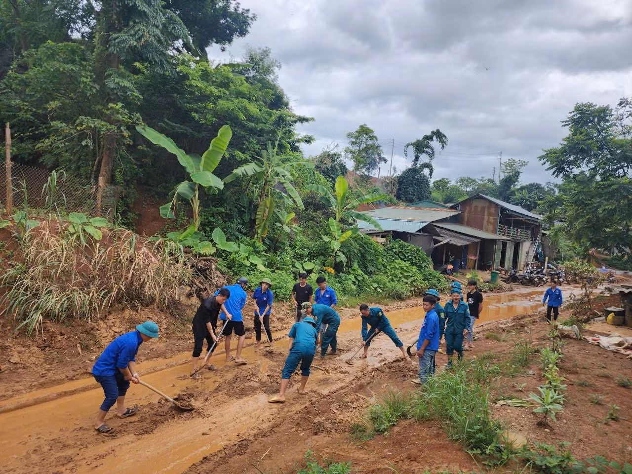 Ngoài ra, đoàn viên thanh niên ở các xã chịu ảnh hưởng cũng đã nhanh chóng có mặt các tuyến đường bị hư hỏng để khắc phục hậu quả.