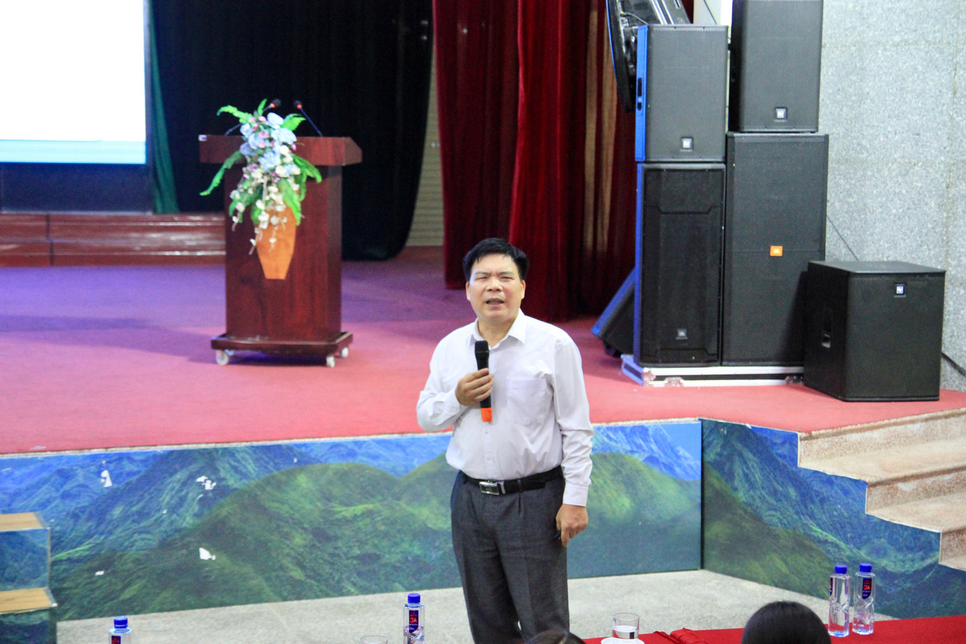 Ông Đinh Xuân Thắng - Nguyên Phó Vụ trưởng Vụ Tuyên truyền, Bộ Dân tộc và Tôn giáo diễn thuyết chuyên đề “Chiến lược phát triển thông tin cơ sở về giảm nghèo tại địa bàn dân tộc thiểu số, vùng khó khăn”. img-5888.jpg