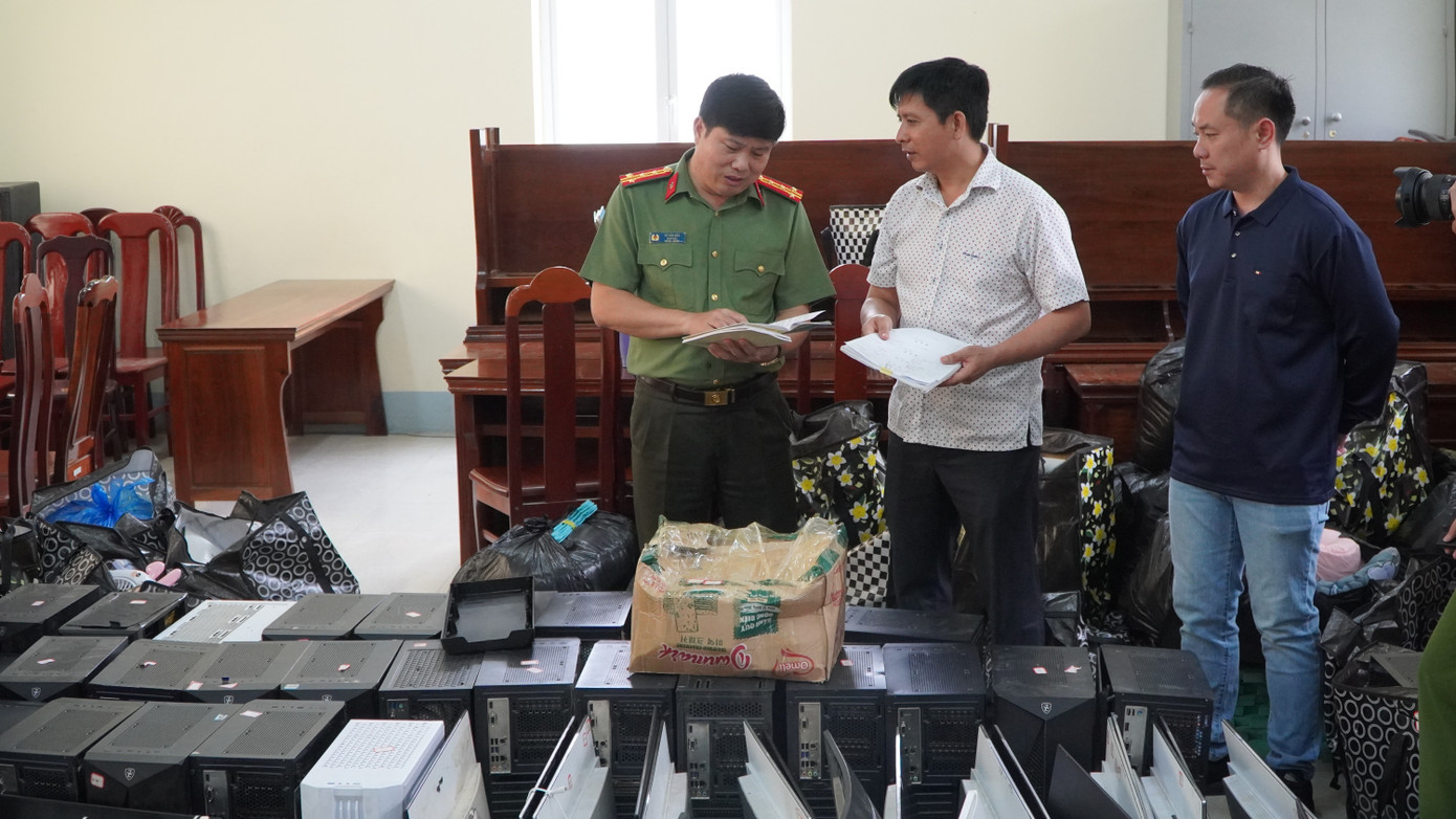 Đại tá Vũ Văn Đấu, Giám đốc Công an tỉnh Điện Biên kiểm tra tang vật và kịch bản lừa đảo thu giữ được trong Chuyên án 625T. dai-ta-vu-van-dau-giam-doc-cong-an-tinh-kiem-tra-tang-vat-va-kich-ban-lua-dao-thu-giu-duoc-trong-chuyen-an-625t.jpg