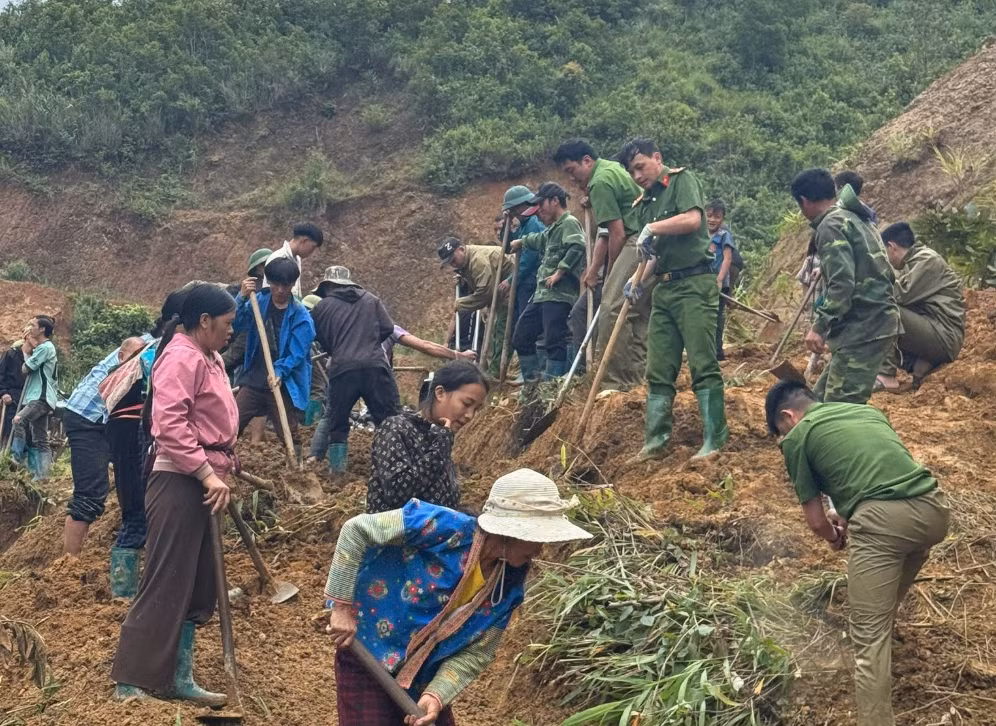 Trong ảnh, đoàn viên thanh niên cùng công an xã Xa Dung, bà con nhân dân khơi thông tuyến đường từ Bản Nà Sản A đi các Bản Trống Giống, Thẩm Mỹ B.